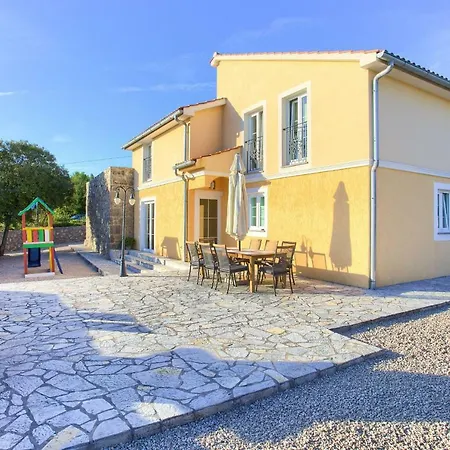 Vrh Villa *